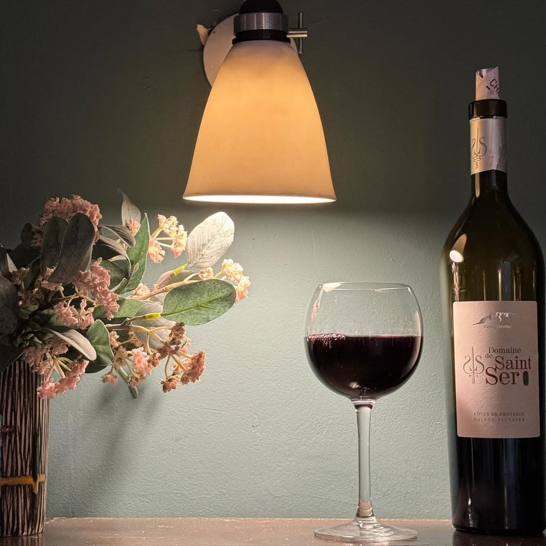 Bouteille Domaine de Saint-Ser et verre de vin rouge