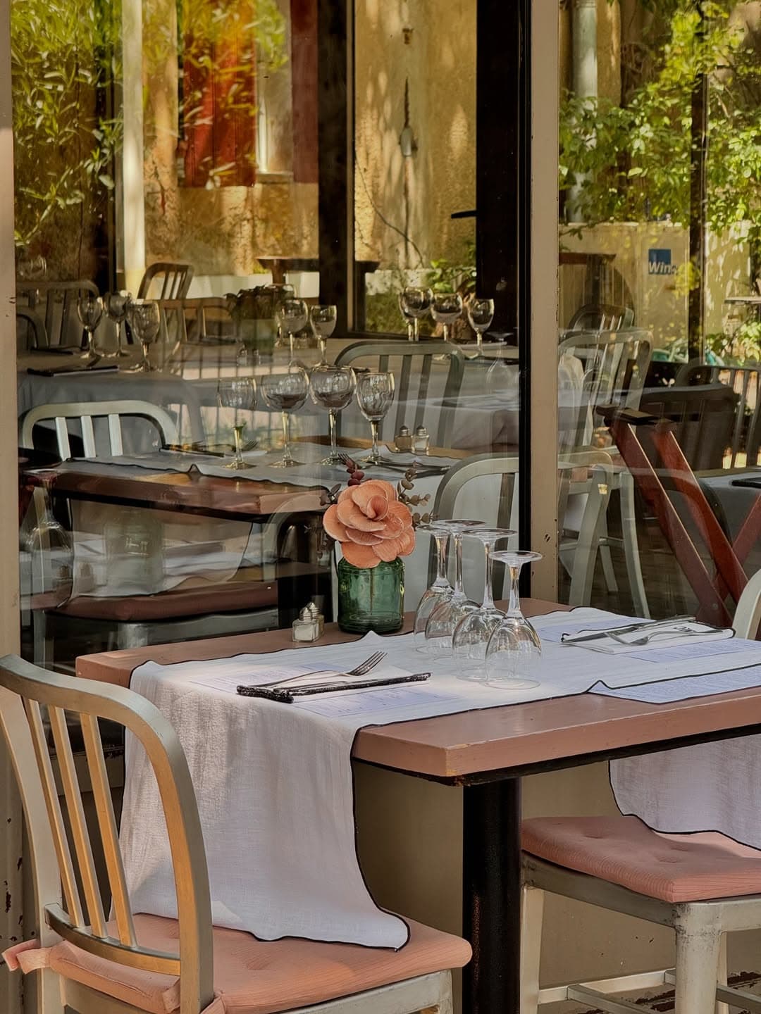 Table dressée en terrasse
