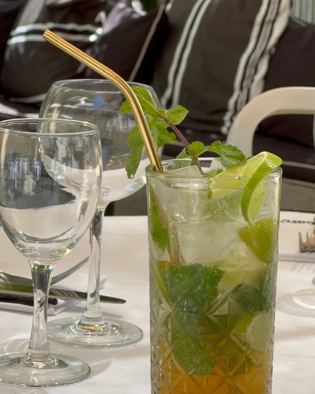 Cocktails maison, softs et apéritifs en terrasse — Châteauneuf-le-Rouge